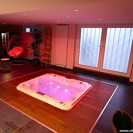Ds Plaisir Avec Sauna, Jacuzzi A 住宿加早餐酒店 4*
